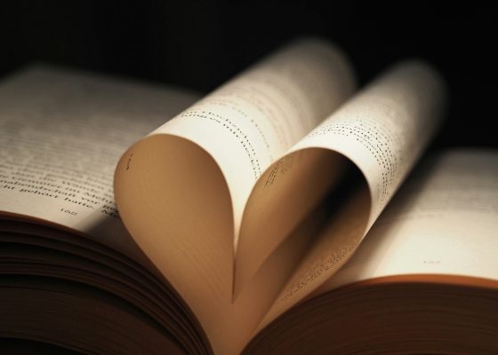 剑来 小说阅读说明台团队工作场景，编辑围坐长桌对照公开资料逐条核验，墙面贴满卷章结构图，氛围理性而协作
